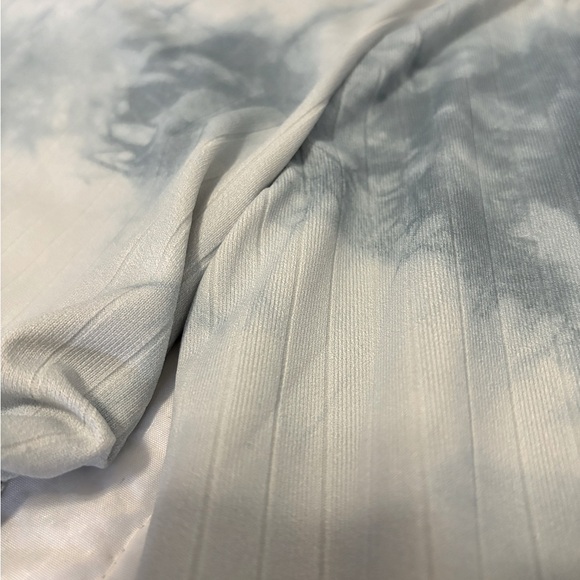 Forever 21 Blue Tie-Dye Open Back Cropped Shirt - Size Medium - Picture 2 of 5